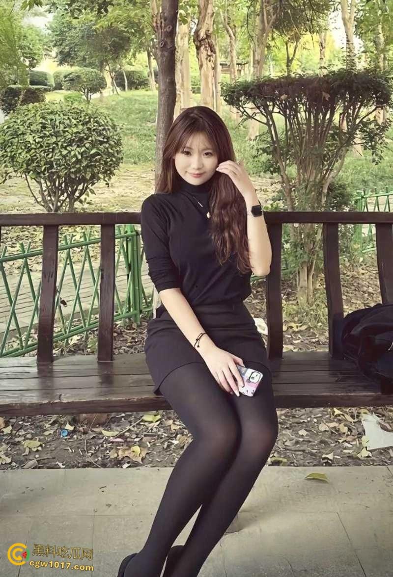 上海高颜值外围【郑亚馨】5万包夜卖身金主,高端会所群P淫片曝光,露脸群交被三男颜射!