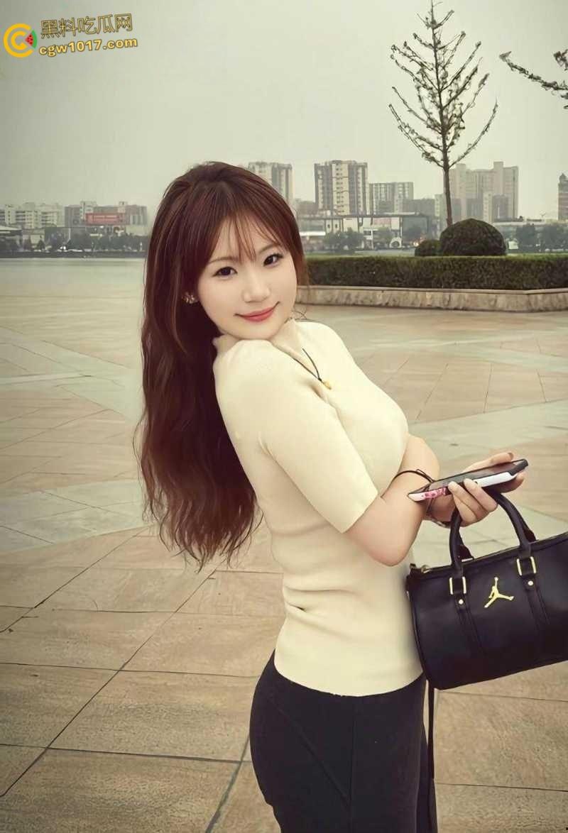 上海高颜值外围【郑亚馨】5万包夜卖身金主,高端会所群P淫片曝光,露脸群交被三男颜射!