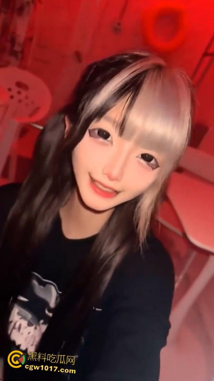 极品萝莉少女【金币崽】，与金主爸爸3P淫趴，清纯少女被调教成专属母狗，SM捆绑滴蜡，多姿势爆操骚浪到爆！