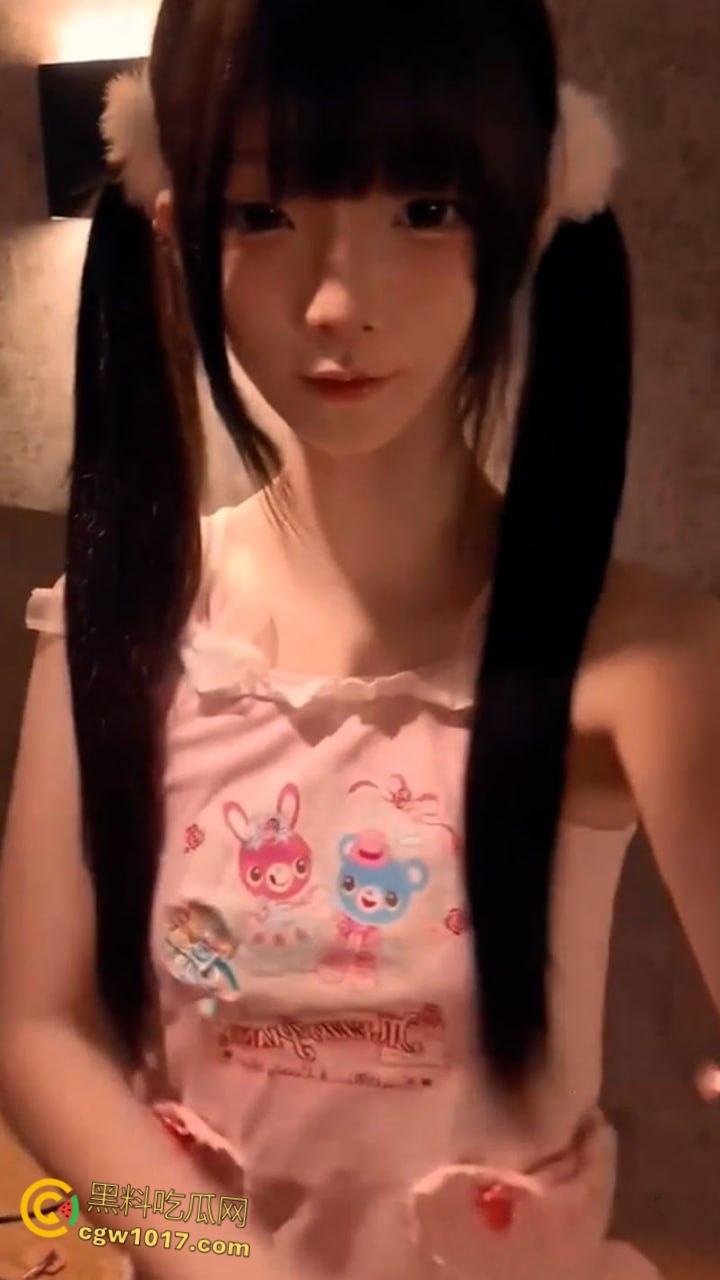 极品萝莉少女【金币崽】，与金主爸爸3P淫趴，清纯少女被调教成专属母狗，SM捆绑滴蜡，多姿势爆操骚浪到爆！