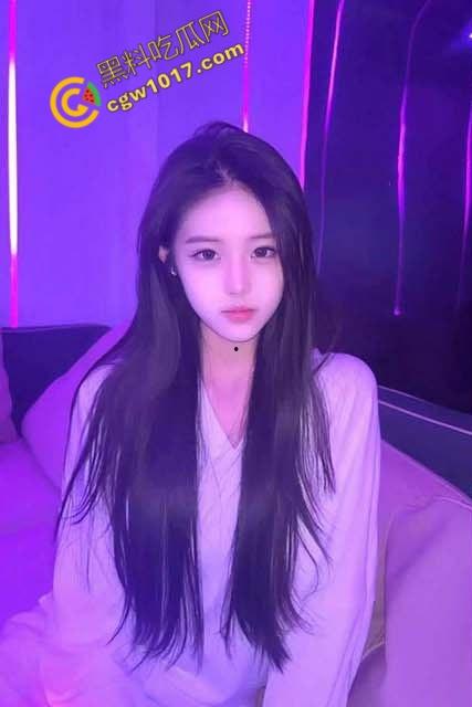 表哥和我一起享受美丽表妹的诱人肉体：狂野三人行，她的娇喘和酥软身躯让人疯狂，双重攻势令她欲仙欲死