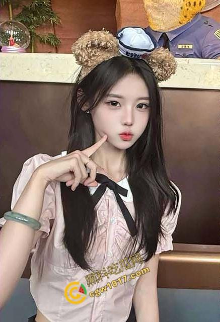 表哥和我一起享受美丽表妹的诱人肉体:狂野三人行,她的娇喘和酥软身躯让人疯狂,双重攻势令她欲仙欲死