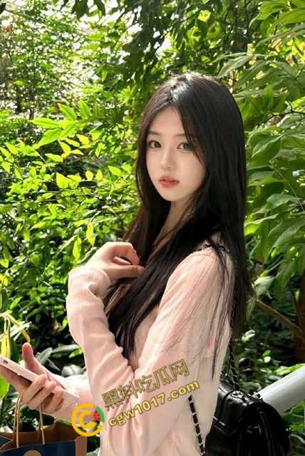 表哥和我一起享受美丽表妹的诱人肉体:狂野三人行,她的娇喘和酥软身躯让人疯狂,双重攻势令她欲仙欲死