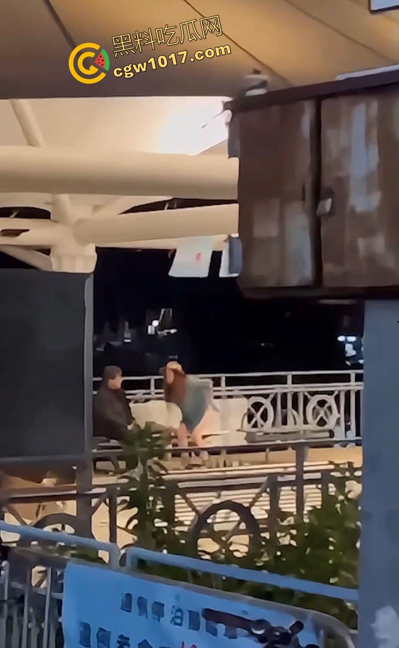 香港长洲码头六旬老人上演活春宫,宝刀未老船上动作猛烈,脱裤狂干不怕围观,老干部就是老干部丝毫不慌!