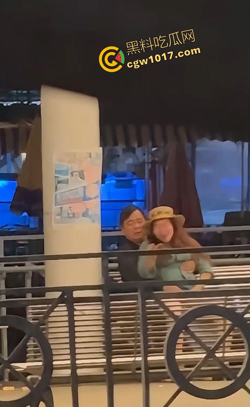 香港长洲码头六旬老人上演活春宫,宝刀未老船上动作猛烈,脱裤狂干不怕围观,老干部就是老干部丝毫不慌!