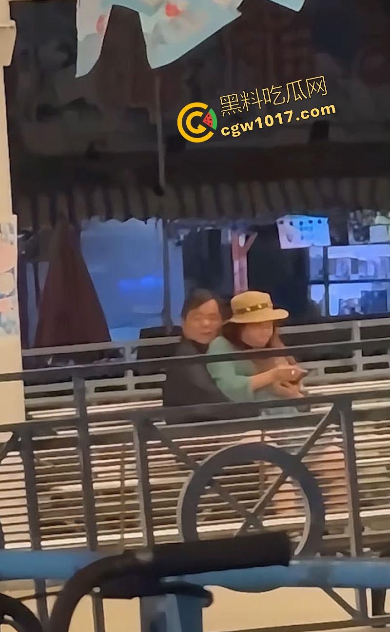 香港长洲码头六旬老人上演活春宫,宝刀未老船上动作猛烈,脱裤狂干不怕围观,老干部就是老干部丝毫不慌!