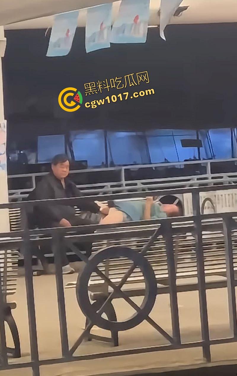 香港长洲码头六旬老人上演活春宫,宝刀未老船上动作猛烈,脱裤狂干不怕围观,老干部就是老干部丝毫不慌!