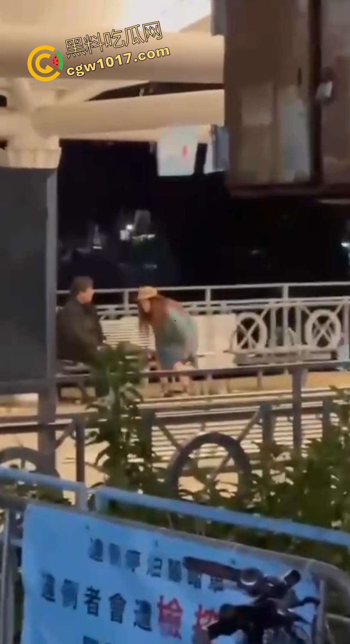 香港长洲码头六旬老人上演活春宫,宝刀未老船上动作猛烈,脱裤狂干不怕围观,老干部就是老干部丝毫不慌!