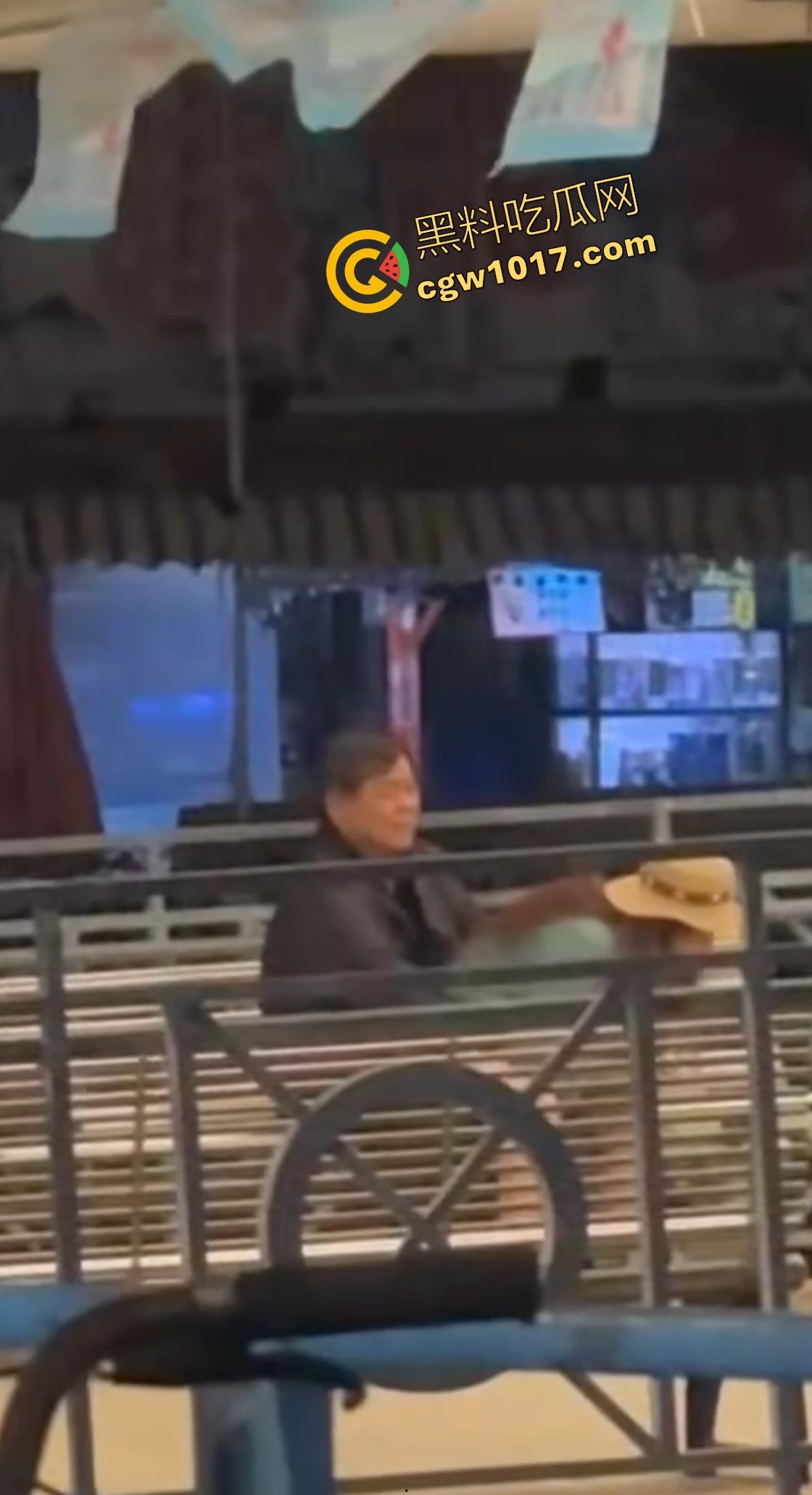 香港长洲码头六旬老人上演活春宫,宝刀未老船上动作猛烈,脱裤狂干不怕围观,老干部就是老干部丝毫不慌!