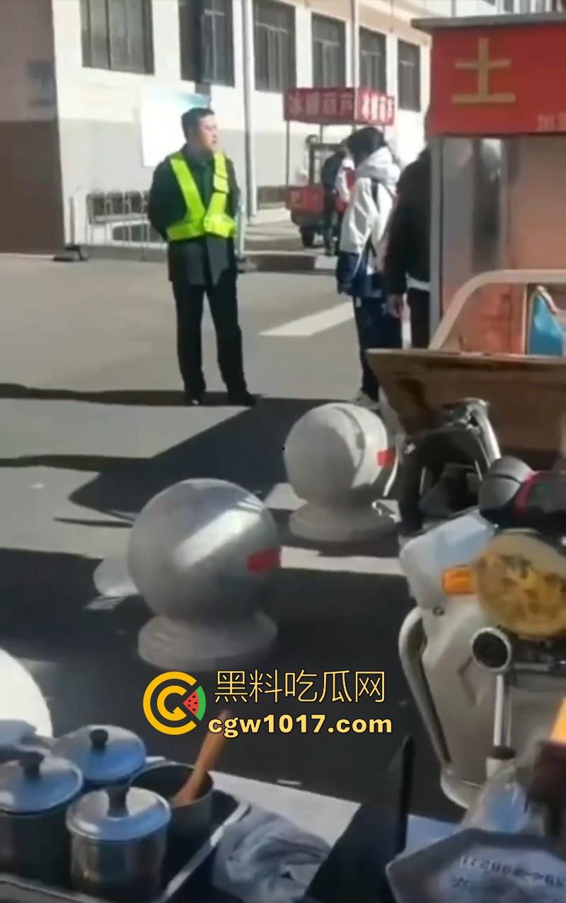 大同四中淀粉肠事件始末!女孩放学期间购买,副校长郭永乐没收人家家门钥匙,跟电动车钥匙,学生纷纷声讨支援!