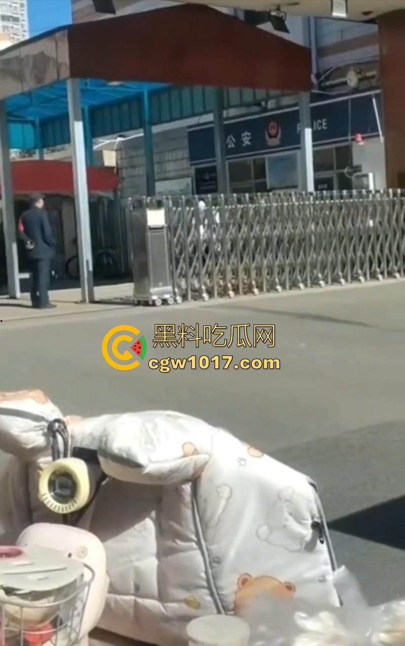 大同四中淀粉肠事件始末!女孩放学期间购买,副校长郭永乐没收人家家门钥匙,跟电动车钥匙,学生纷纷声讨支援!