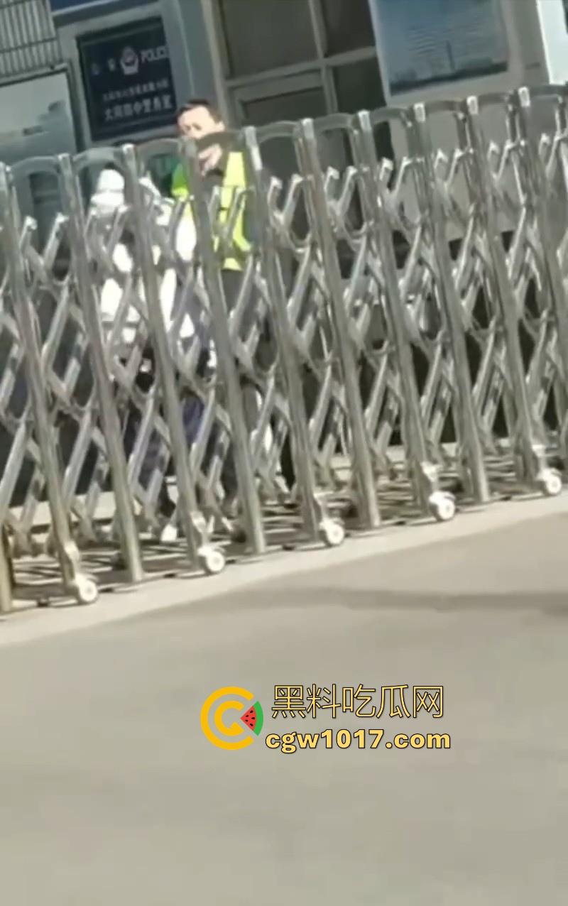 大同四中淀粉肠事件始末!女孩放学期间购买,副校长郭永乐没收人家家门钥匙,跟电动车钥匙,学生纷纷声讨支援!