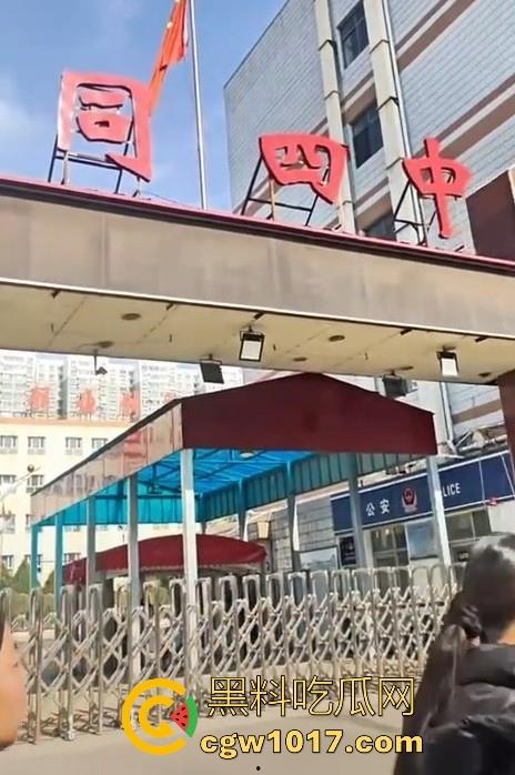 大同四中淀粉肠事件始末!女孩放学期间购买,副校长郭永乐没收人家家门钥匙,跟电动车钥匙,学生纷纷声讨支援!