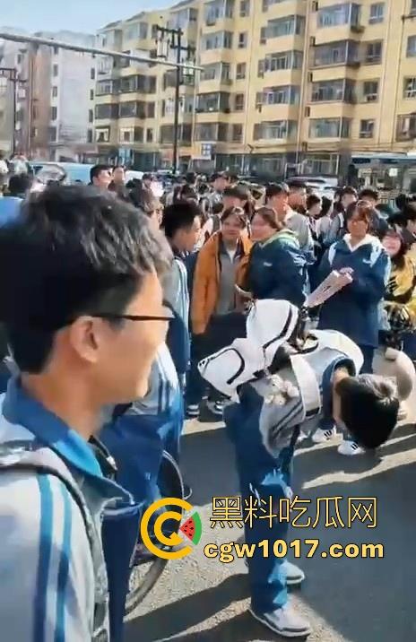 大同四中淀粉肠事件始末!女孩放学期间购买,副校长郭永乐没收人家家门钥匙,跟电动车钥匙,学生纷纷声讨支援!