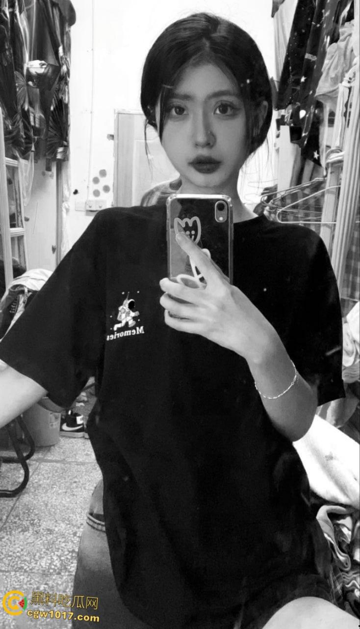 福建师范大学校花【李晓梅】她翘起雪白肥臀,白丝玉足玩弄男友大屌,粉嫩小穴被后入狂操呻吟不断!