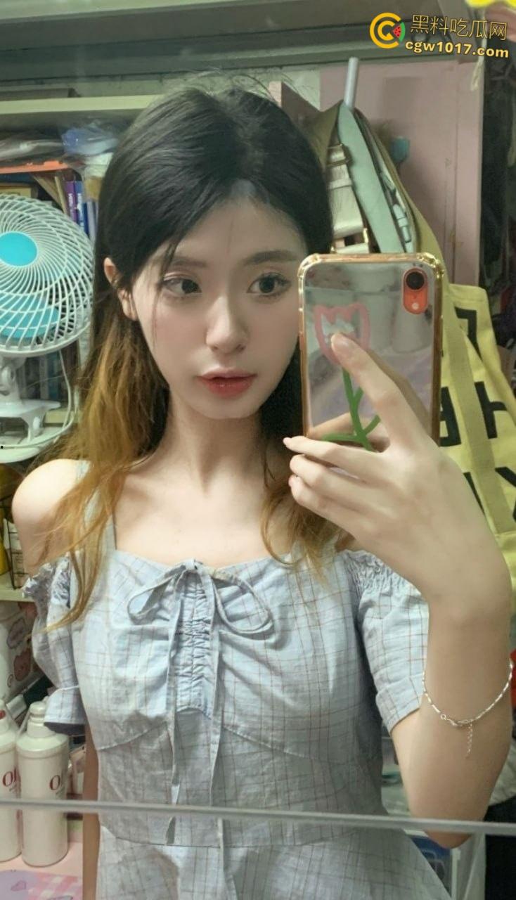 福建师范大学校花【李晓梅】她翘起雪白肥臀,白丝玉足玩弄男友大屌,粉嫩小穴被后入狂操呻吟不断!