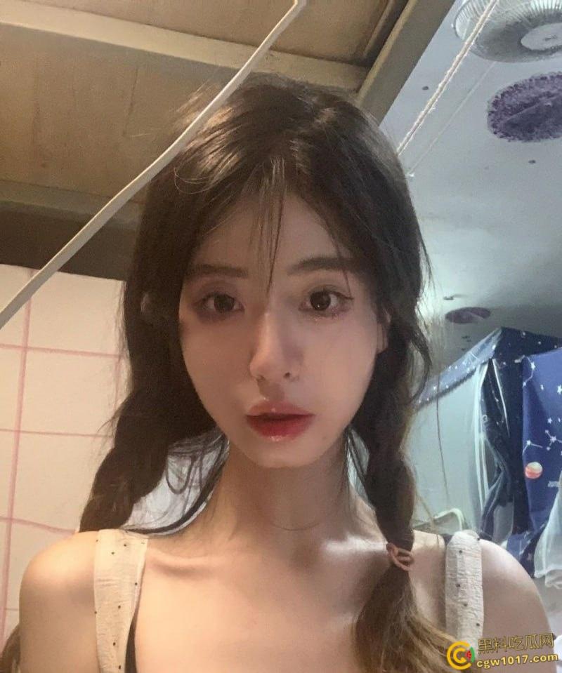 福建师范大学校花【李晓梅】她翘起雪白肥臀,白丝玉足玩弄男友大屌,粉嫩小穴被后入狂操呻吟不断!