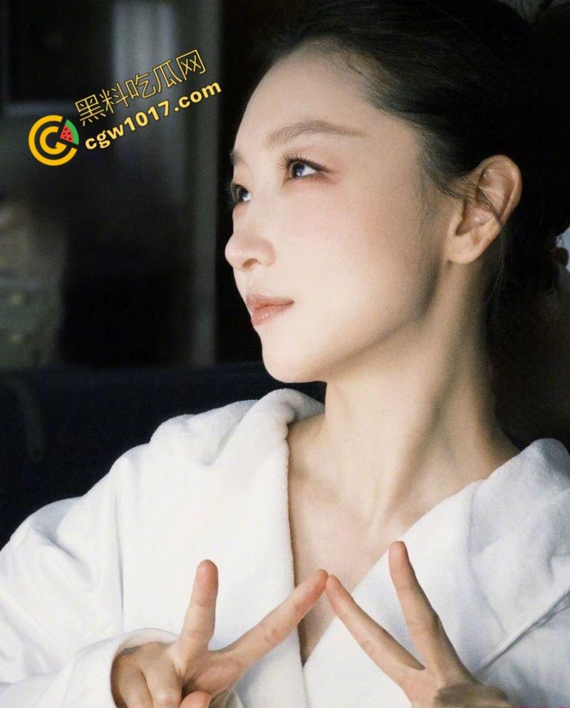 【周冬雨】VOGUE红毯透视装走光，性感仙女瞬间成爆炸新闻，行走荷尔蒙炸弹掀全网浪潮，裙摆失控全网疯传！