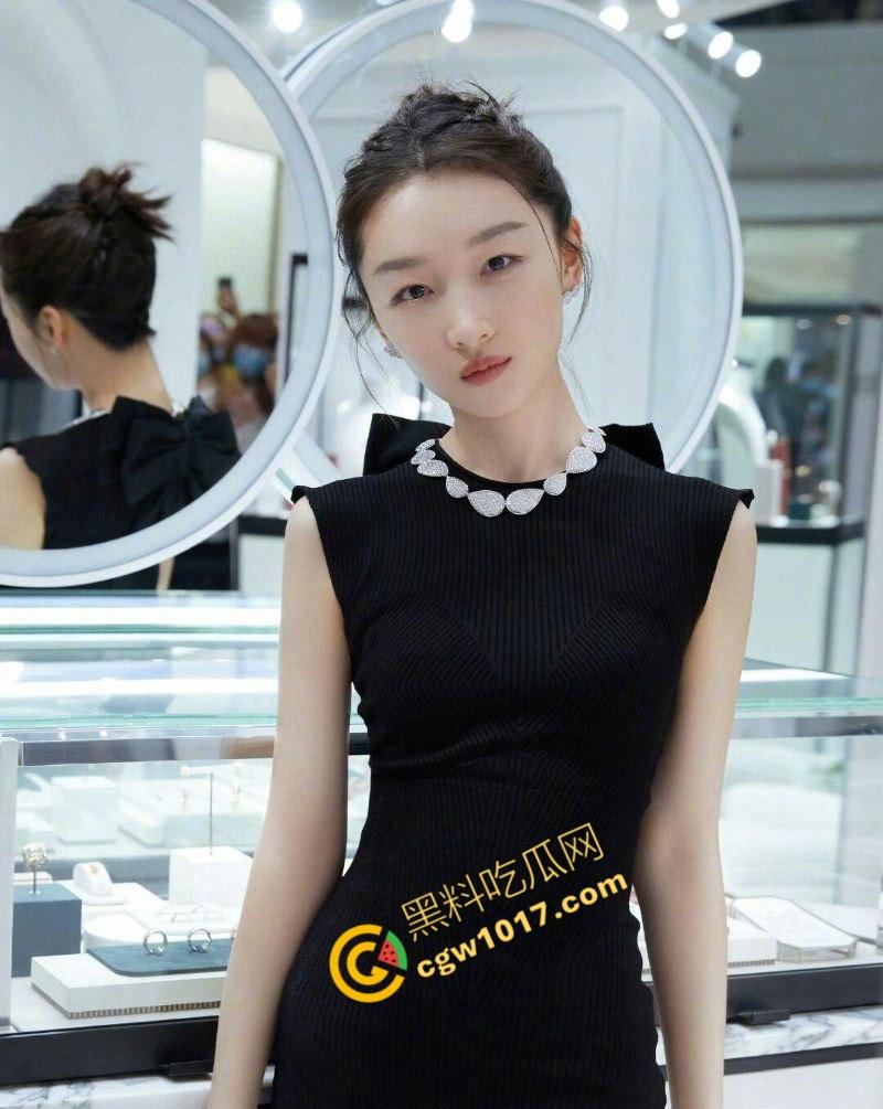 【周冬雨】VOGUE红毯透视装走光,性感仙女瞬间成爆炸新闻,行走荷尔蒙炸弹掀全网浪潮,裙摆失控全网疯传!