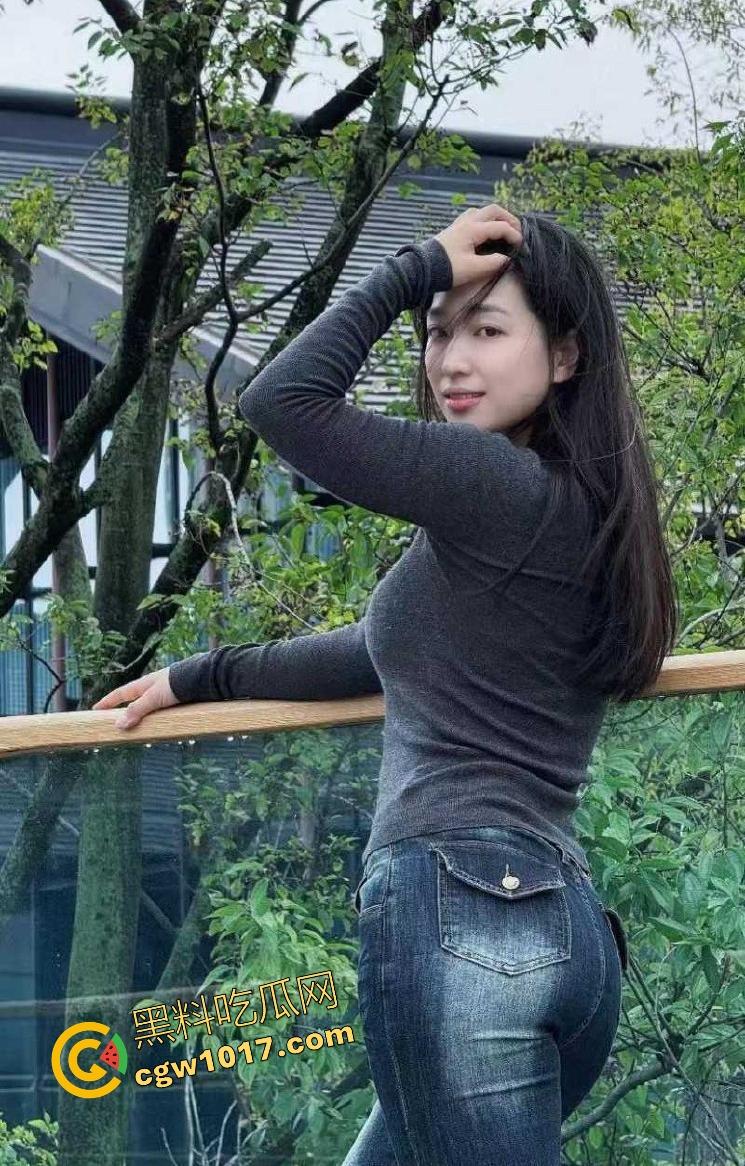 巨乳嫂子身穿开档黑丝淫欲上脑,主动求操被蹂躏美乳,无套骑乘榨精,诱惑无比全程娇喘超刺激!