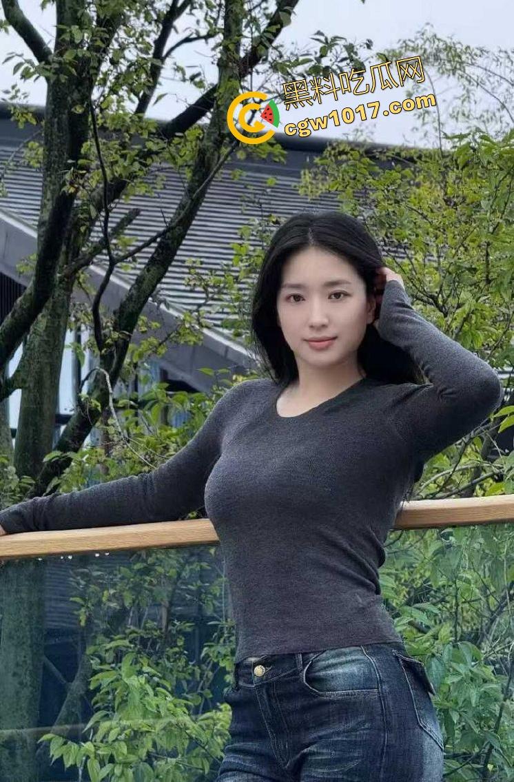 巨乳嫂子身穿开档黑丝淫欲上脑,主动求操被蹂躏美乳,无套骑乘榨精,诱惑无比全程娇喘超刺激!