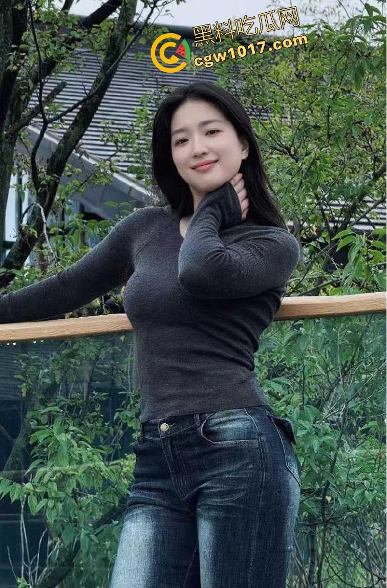 巨乳嫂子身穿开档黑丝淫欲上脑,主动求操被蹂躏美乳,无套骑乘榨精,诱惑无比全程娇喘超刺激!