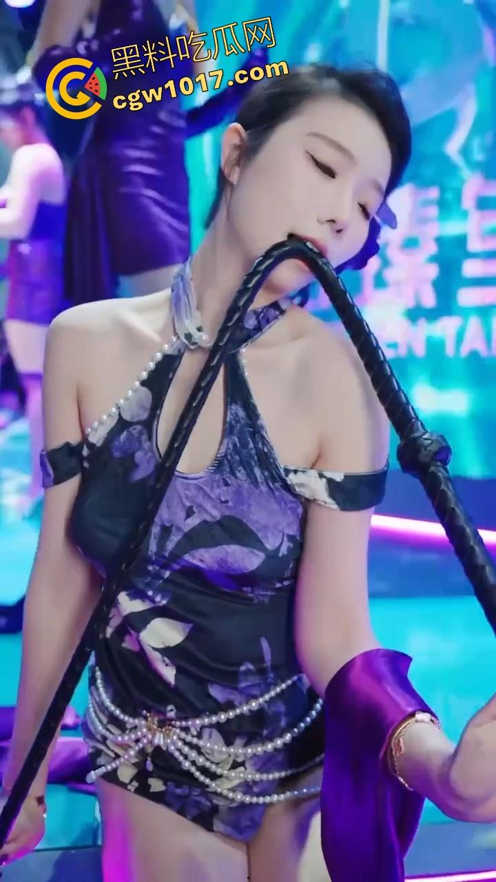 近期刷爆网络的广州成人展来啦!各种刑具成人用品花样多多,极品模特上演情趣诱惑,真是宅男的梦想啊!