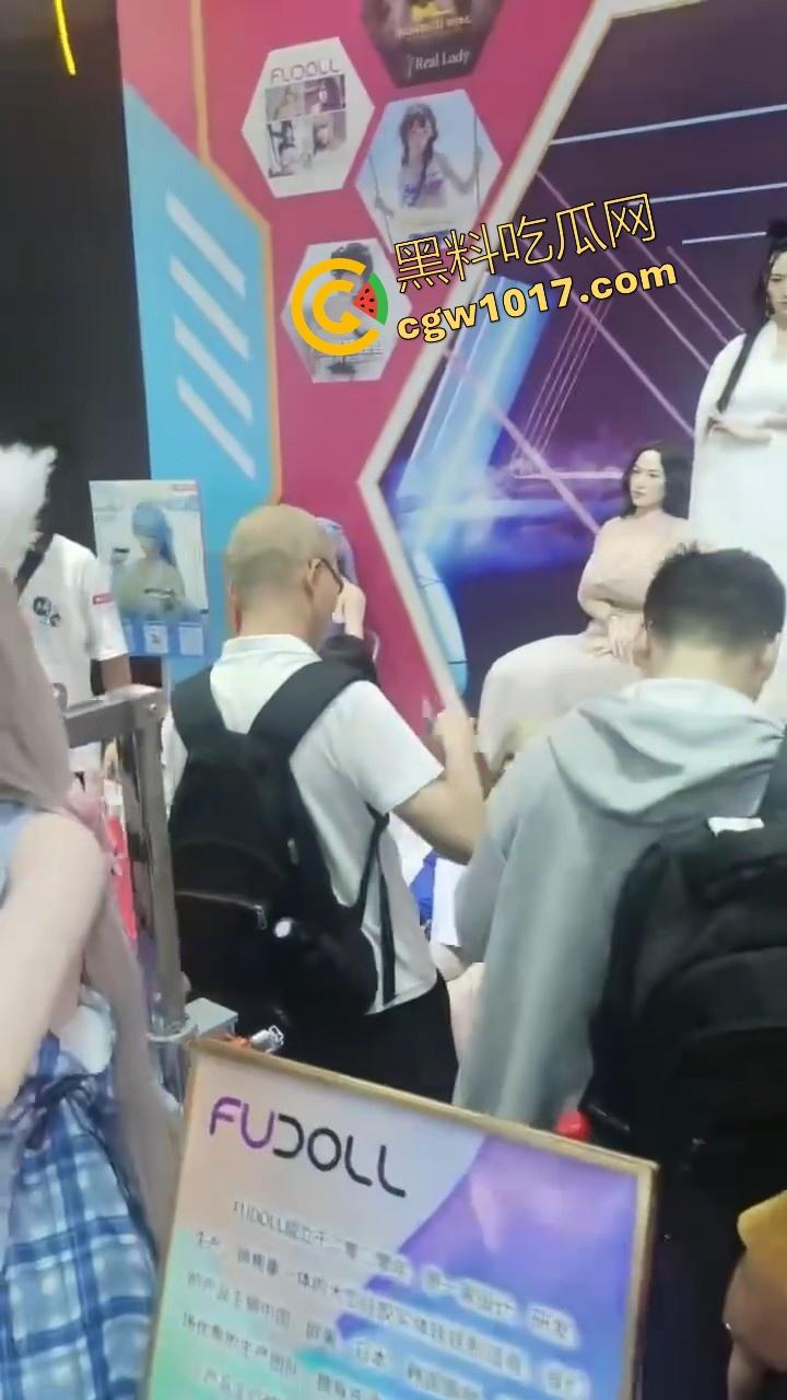 近期刷爆网络的广州成人展来啦!各种刑具成人用品花样多多,极品模特上演情趣诱惑,真是宅男的梦想啊!