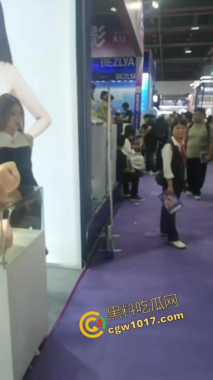 近期刷爆网络的广州成人展来啦!各种刑具成人用品花样多多,极品模特上演情趣诱惑,真是宅男的梦想啊!