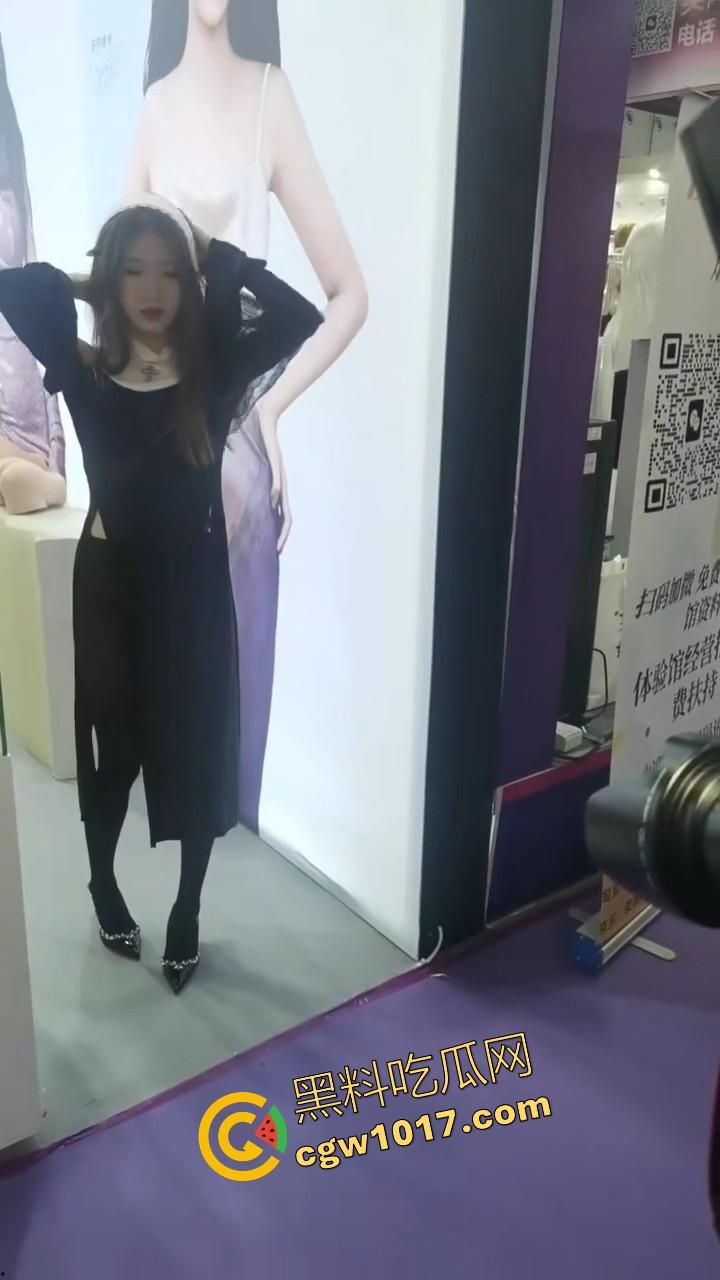 近期刷爆网络的广州成人展来啦!各种刑具成人用品花样多多,极品模特上演情趣诱惑,真是宅男的梦想啊!