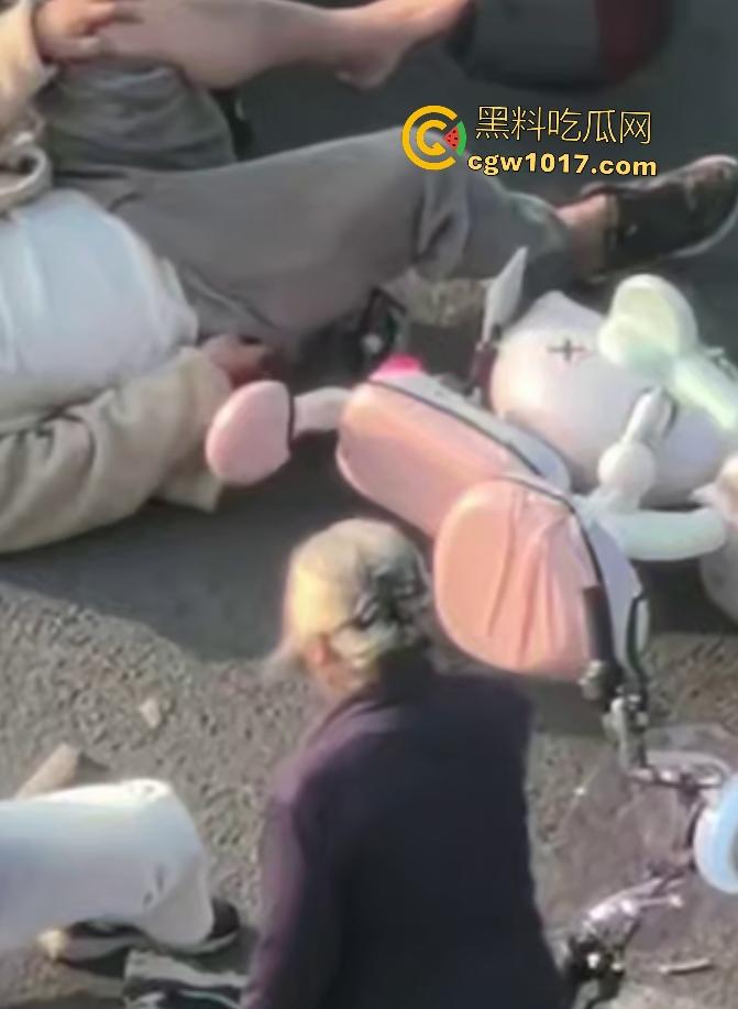 上饶电动车“奥斯卡”撞车大戏,大哥躺地飙演技假装植物人,女人快起来了他还全躺装死,影帝快起来领奖了!