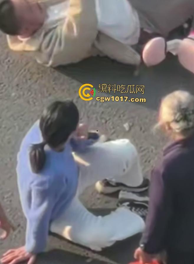 上饶电动车“奥斯卡”撞车大戏,大哥躺地飙演技假装植物人,女人快起来了他还全躺装死,影帝快起来领奖了!