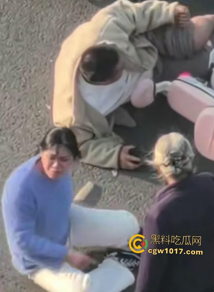 上饶电动车“奥斯卡”撞车大戏,大哥躺地飙演技假装植物人,女人快起来了他还全躺装死,影帝快起来领奖了!