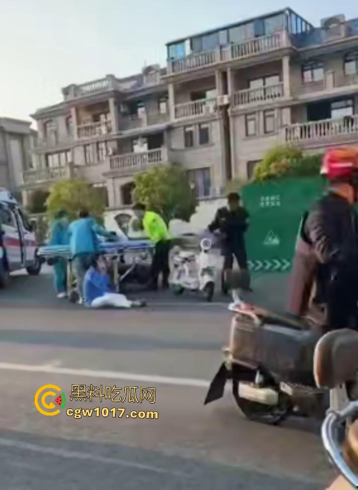 上饶电动车“奥斯卡”撞车大戏,大哥躺地飙演技假装植物人,女人快起来了他还全躺装死,影帝快起来领奖了!