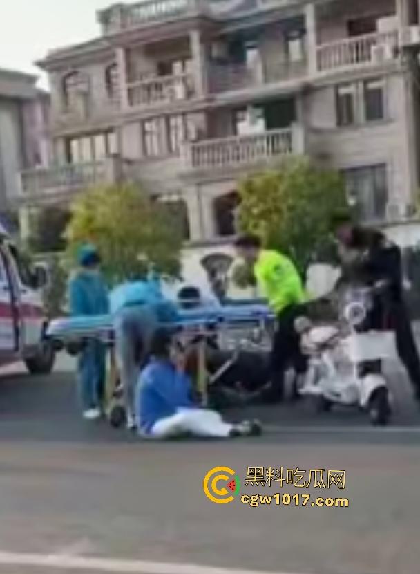 上饶电动车“奥斯卡”撞车大戏,大哥躺地飙演技假装植物人,女人快起来了他还全躺装死,影帝快起来领奖了!