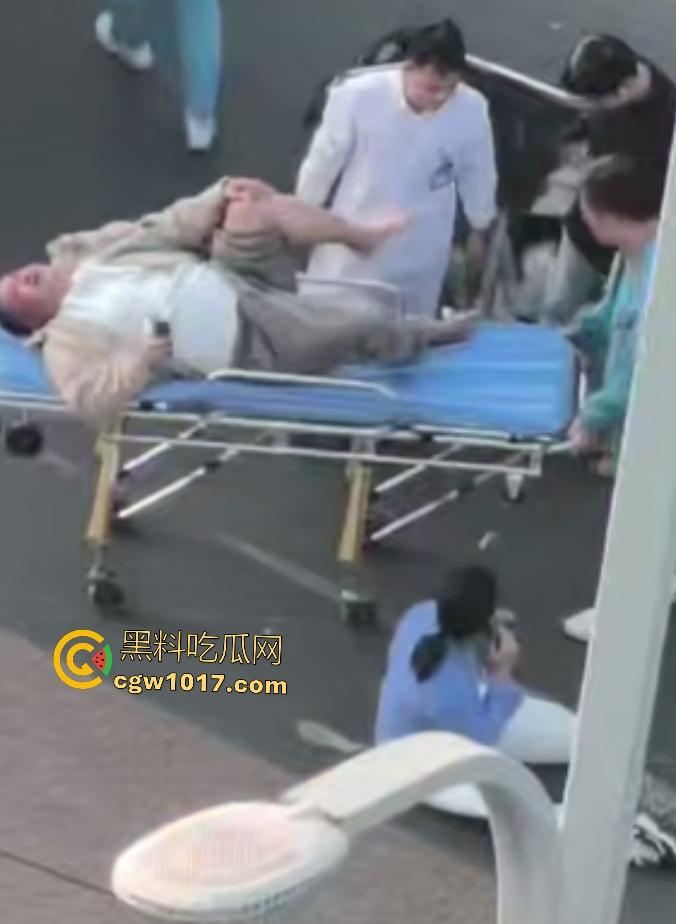 上饶电动车“奥斯卡”撞车大戏,大哥躺地飙演技假装植物人,女人快起来了他还全躺装死,影帝快起来领奖了!