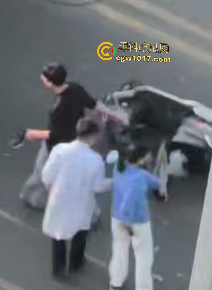 上饶电动车“奥斯卡”撞车大戏,大哥躺地飙演技假装植物人,女人快起来了他还全躺装死,影帝快起来领奖了!