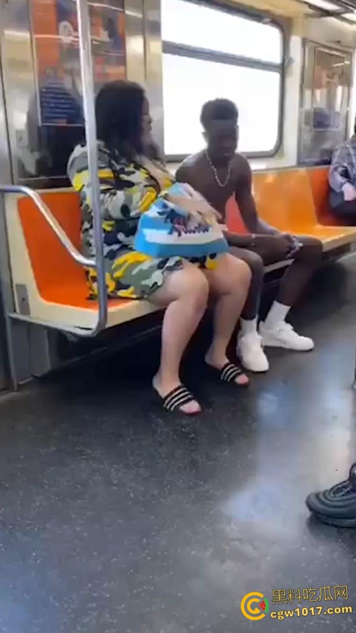 地铁猎奇!黑人巨乳母亲当众给20岁儿子吸吮奶头喂奶,乘客目瞪口呆与其争吵,黑妈宝太过逆天!
