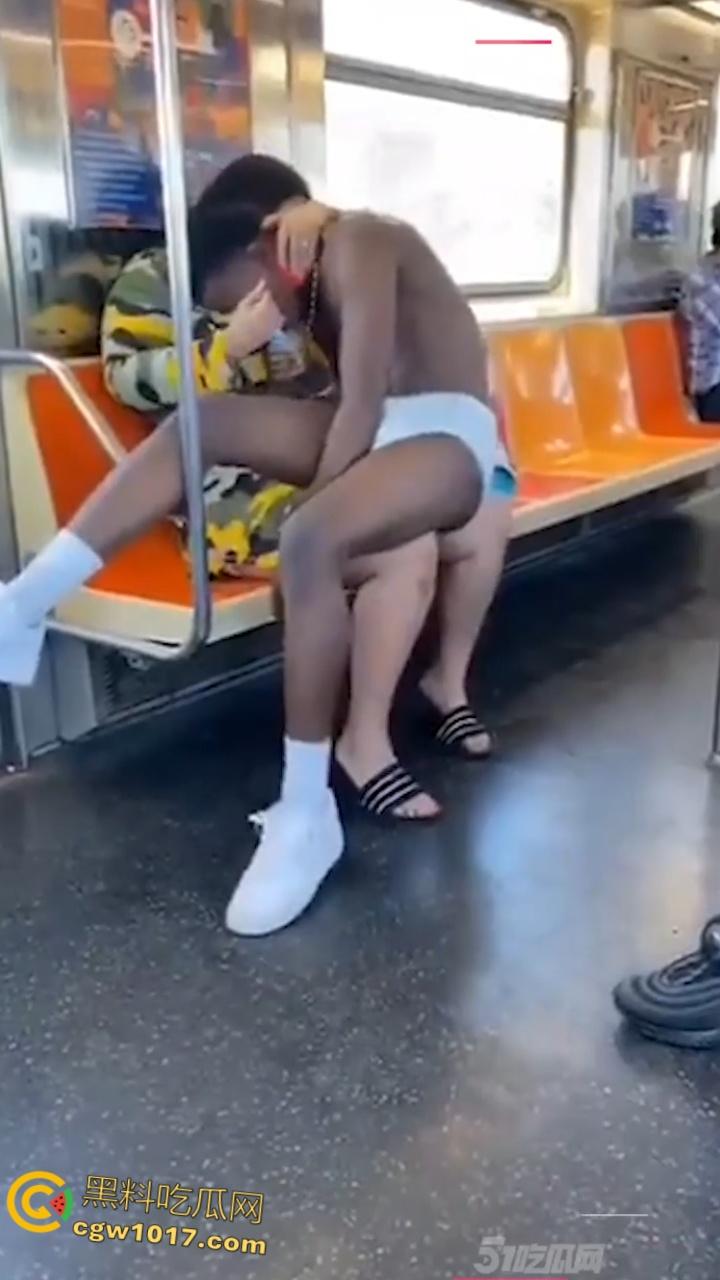 地铁猎奇!黑人巨乳母亲当众给20岁儿子吸吮奶头喂奶,乘客目瞪口呆与其争吵,黑妈宝太过逆天!