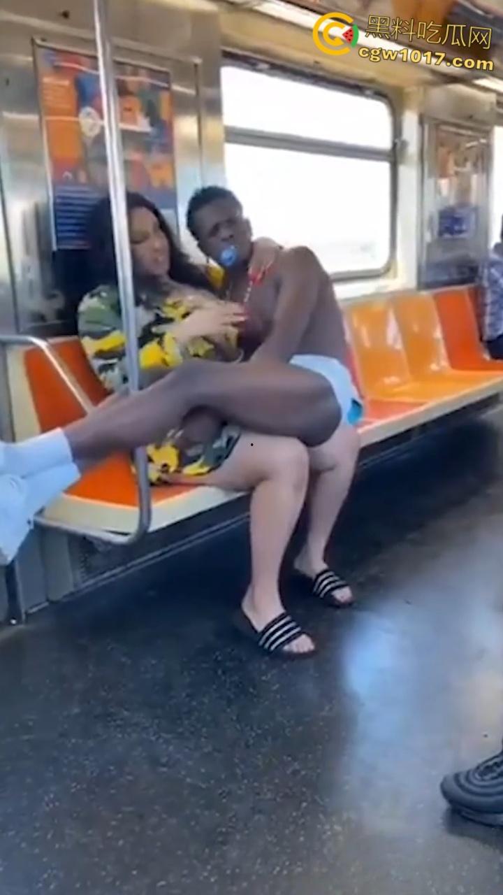 地铁猎奇!黑人巨乳母亲当众给20岁儿子吸吮奶头喂奶,乘客目瞪口呆与其争吵,黑妈宝太过逆天!