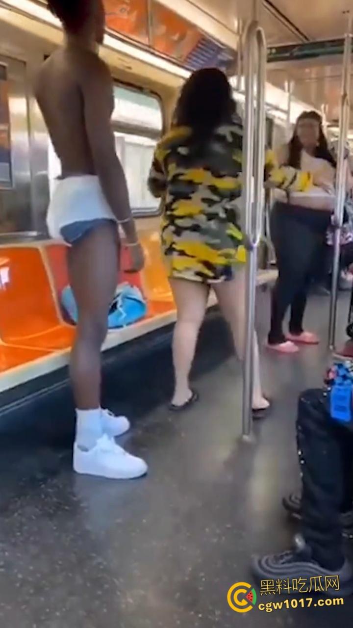 地铁猎奇!黑人巨乳母亲当众给20岁儿子吸吮奶头喂奶,乘客目瞪口呆与其争吵,黑妈宝太过逆天!