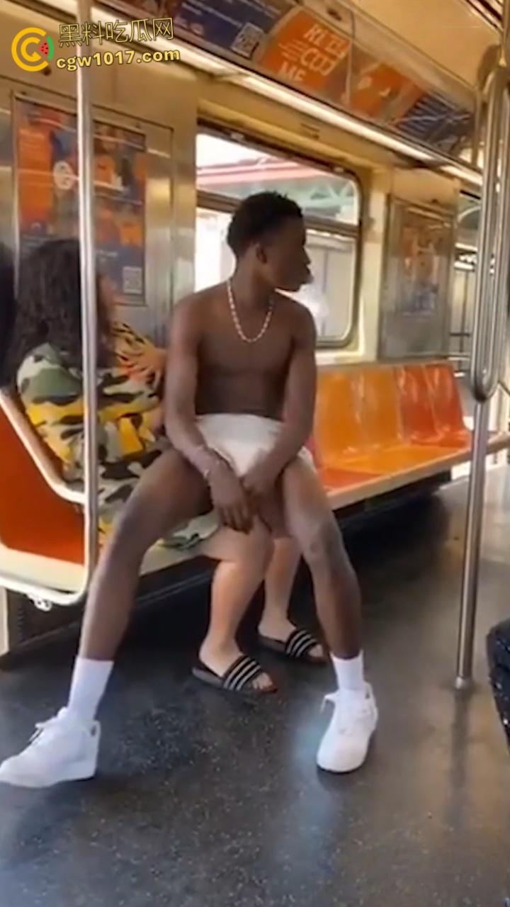 地铁猎奇!黑人巨乳母亲当众给20岁儿子吸吮奶头喂奶,乘客目瞪口呆与其争吵,黑妈宝太过逆天!