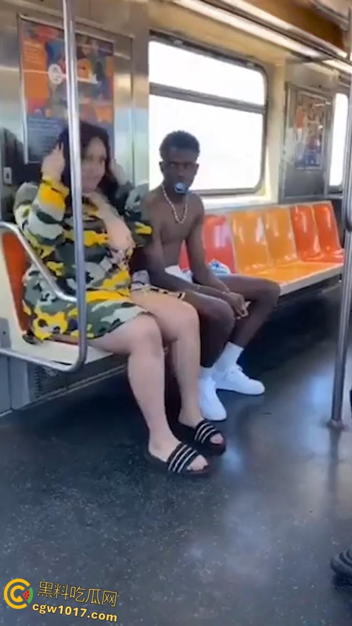 地铁猎奇!黑人巨乳母亲当众给20岁儿子吸吮奶头喂奶,乘客目瞪口呆与其争吵,黑妈宝太过逆天!