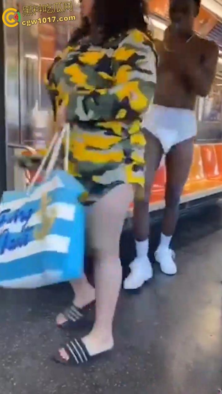 地铁猎奇!黑人巨乳母亲当众给20岁儿子吸吮奶头喂奶,乘客目瞪口呆与其争吵,黑妈宝太过逆天!