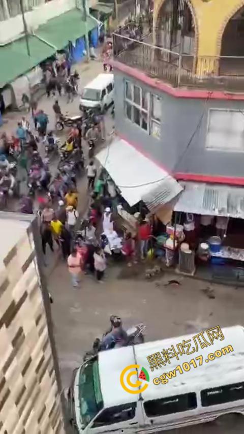 国外男子竟当街自残，刀割喉咙鲜血四溅，群众惊恐围观，男子倒地不省人事，惨烈一幕令人心悸胆战！