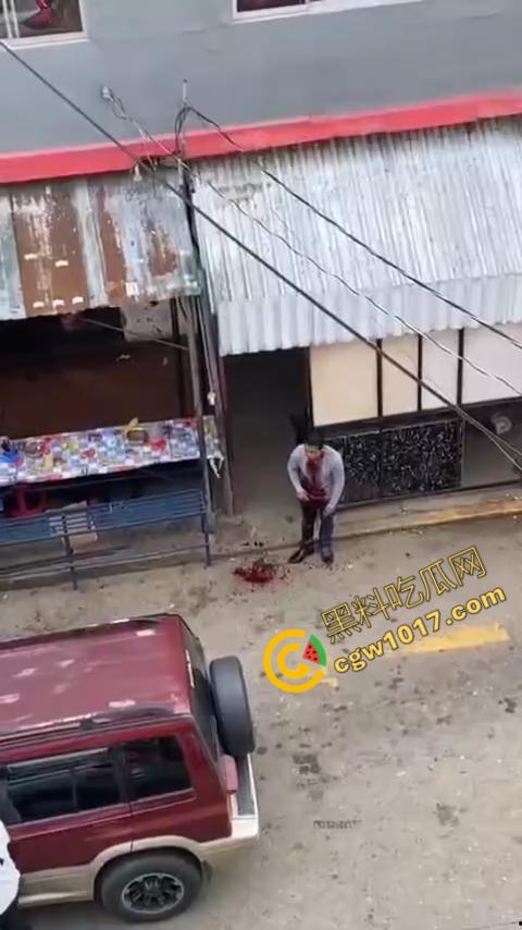 国外男子竟当街自残，刀割喉咙鲜血四溅，群众惊恐围观，男子倒地不省人事，惨烈一幕令人心悸胆战！