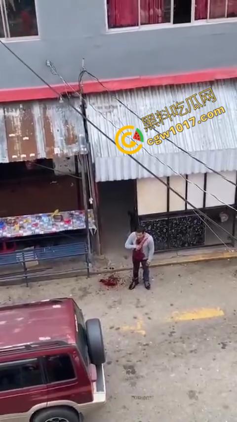 国外男子竟当街自残，刀割喉咙鲜血四溅，群众惊恐围观，男子倒地不省人事，惨烈一幕令人心悸胆战！