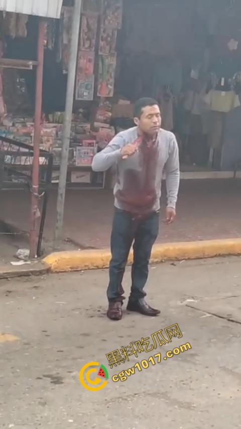 国外男子竟当街自残，刀割喉咙鲜血四溅，群众惊恐围观，男子倒地不省人事，惨烈一幕令人心悸胆战！