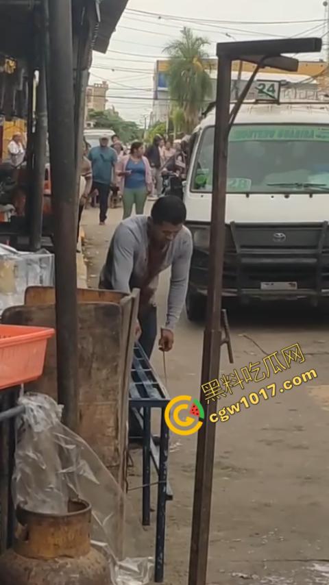 国外男子竟当街自残，刀割喉咙鲜血四溅，群众惊恐围观，男子倒地不省人事，惨烈一幕令人心悸胆战！