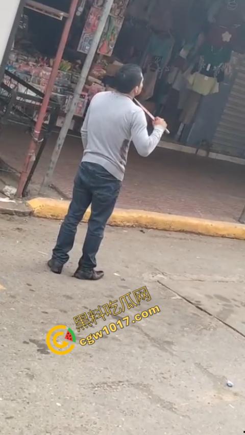 国外男子竟当街自残,刀割喉咙鲜血四溅,群众惊恐围观,男子倒地不省人事,惨烈一幕令人心悸胆战!